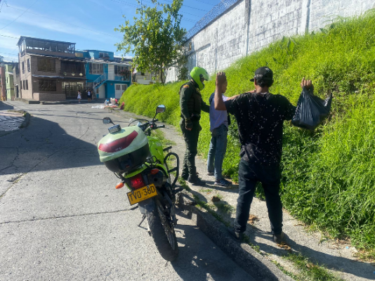 111 personas fueron trasladadas al centro transitorio por protección    Policías requisando personas