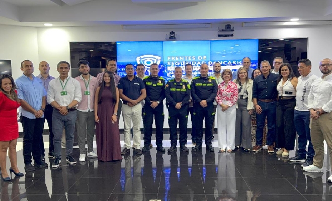 Policías y representantes del sector bancario durante una reunión de seguridad en Barranquilla.