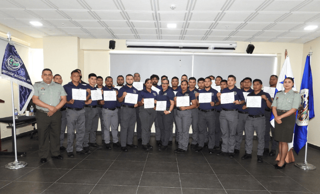 Foto de clausura con el personal certificado en Panamá