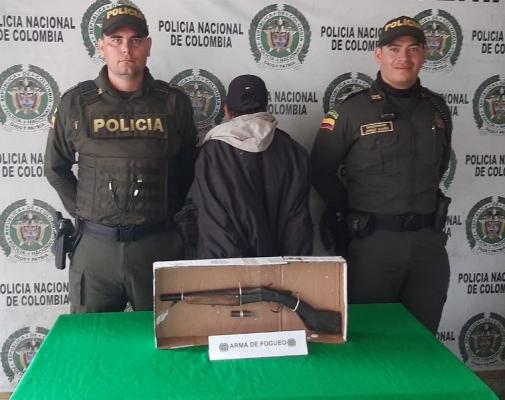 Foto de sujeto con arma de fuego