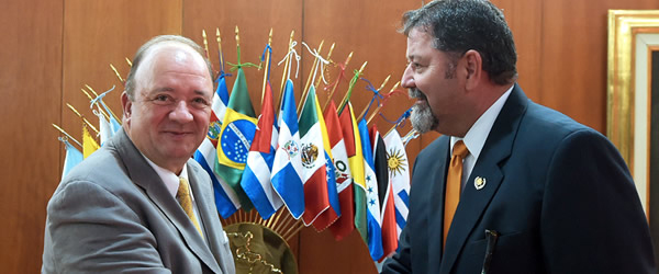 fuerza-publica-colombia-entrenamiento-caninos-costarricenses-apoyo-emergencias-lucha-antidrogas