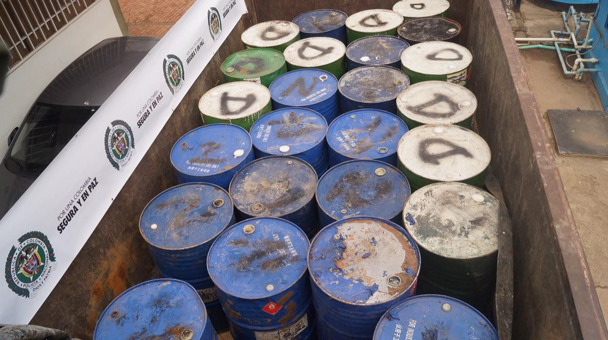 duro golpe al narcotráfico por parte de la policía nacional en el Guaviare 2750 galones de Acetona fueron incautados en la Vereda el Pororio del Municipio de Puerto Concordia