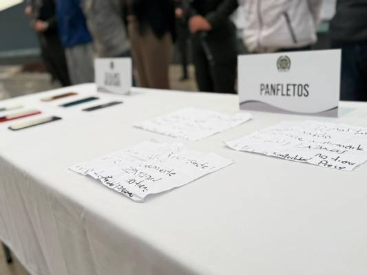 Evidencias en papel los cuales son utilizados para extorsionar a comerciantes de este sector