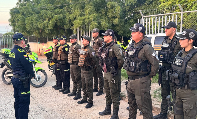 uniformados formando en las horas de la mañana y recibiendo instrucciones 