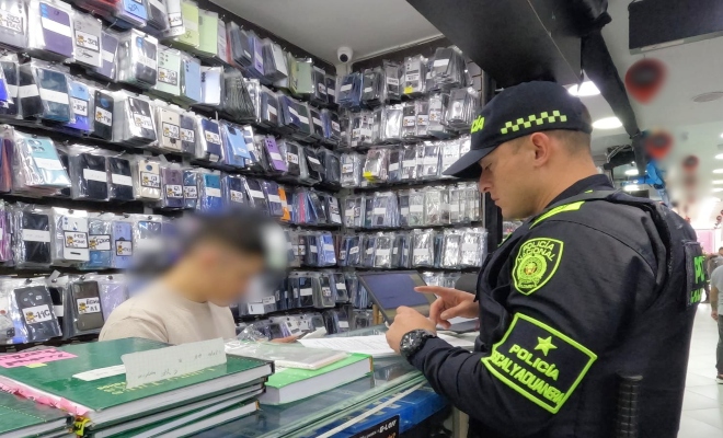 Uniformado de la Polic&iacute;a Fiscal y Aduanera en proceso de verificaci&oacute;n.