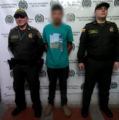 Gracias a la comunidad, Policía captura a un hombre por hurto.