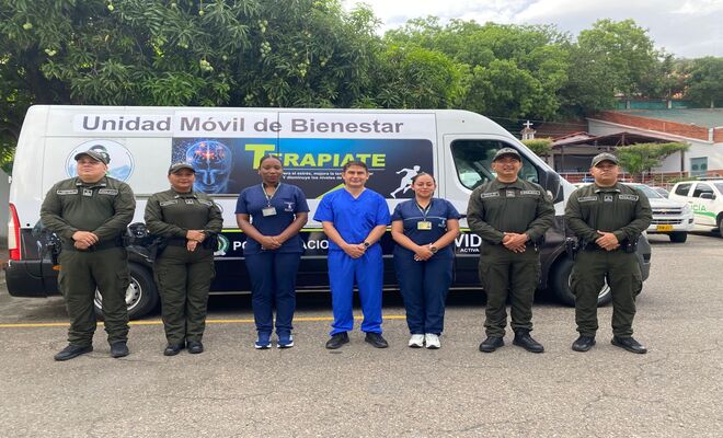 Equipo de bienestar y salud junto a la unidad móvil de bienestar.