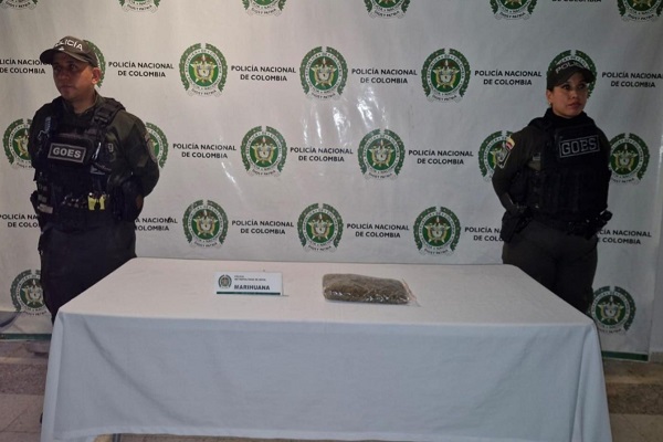 Dos Policías, mesa con estupefacientes