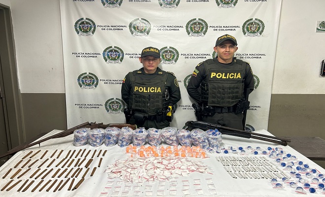 Elementos incautados-policías custodiando
