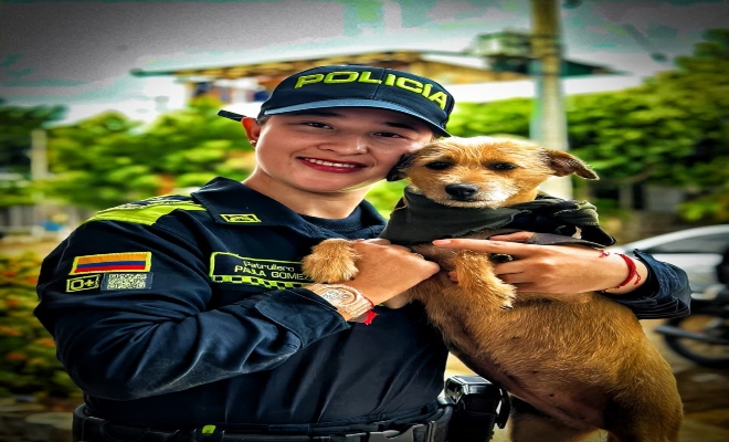 un polic&iacute;a y la perrita embajadora Kira