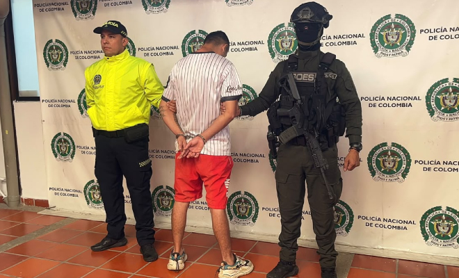 Hombre capturado en medio de dos Polic&iacute;as