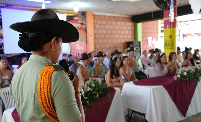 policias, familias y quinceañeras