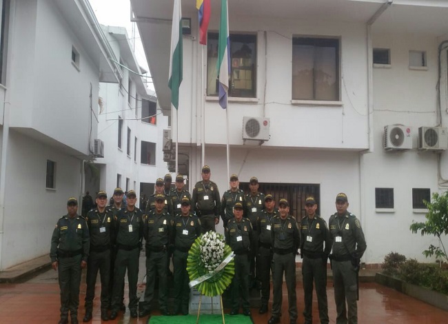 Rendimos un homenaje a cada uno de esos hombres y mujeres que han ofrendado su vida por garantizar la libertad, y el respeto por los derechos constitucionales de libertad, igualdad y justicia de todos los colombianos.