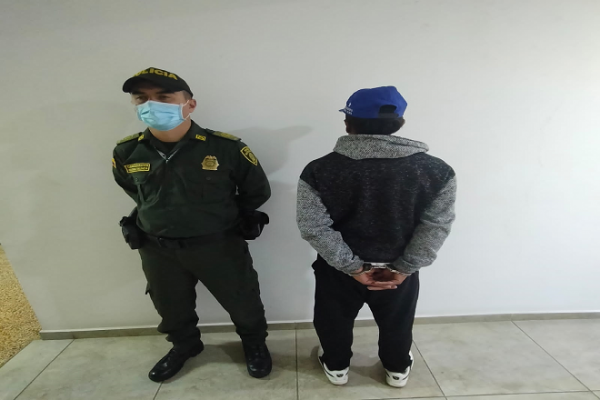 En dos días se logró el esclarecimiento de 2 homicidios en Manizales persona capturada-policías custodiando