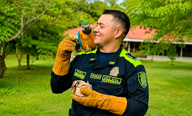 Patrullero de Pol&iacute;cia mostrando un contexto diferencial al servicio de pol&iacute;cia (pol&iacute;cia ambiental) 