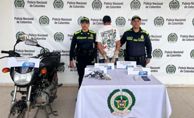 Dos policías, 1 capturado, 2 armas de fuego incautadas y una motocicleta.