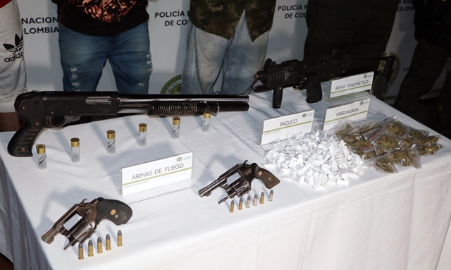 personas capturadas-policías custodiando