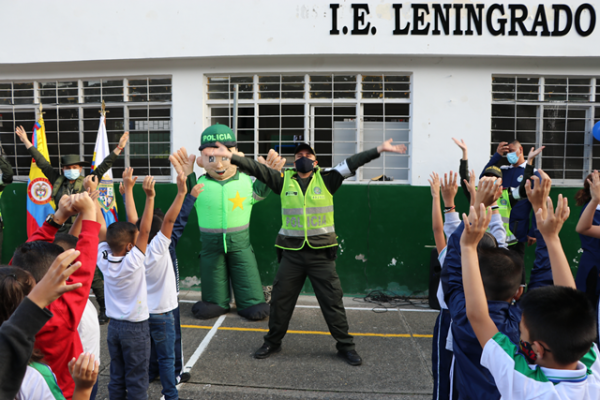 Policías con niños en regreso a clases