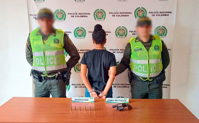 Capturada custodiada por policías 