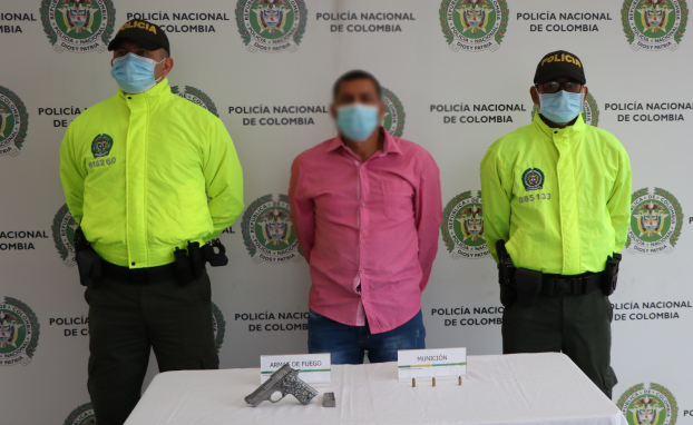 1 persona capturada-policías custodiando-arma de fuego incautada