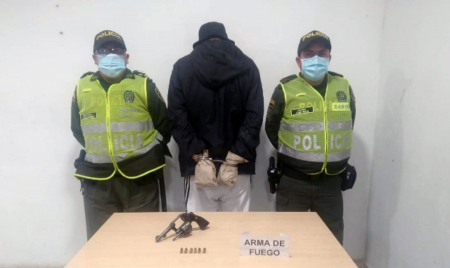 En-la-reacción-policial-se-incauta-el-arma-de-fuego-con-la-que-cometieron-el-ilícito