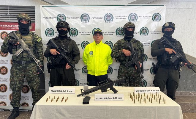 un integrante del ejército, cuatro policías, un fusil, un proveedor y munición para armas de fuego