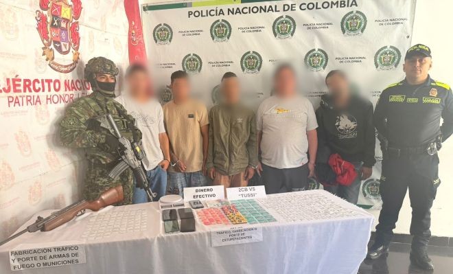 cinco capturados, un integrante del ej&eacute;rcito, uno de la polic&iacute;a y elementos incautados encima de una mesa