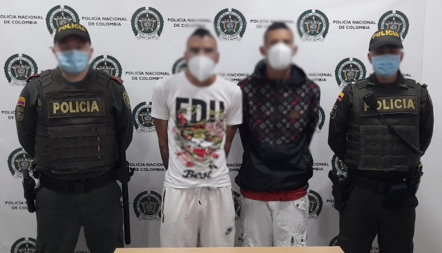 Dos hombres capturados por hurtar un celular, utilizando para ello un arma corto punzante