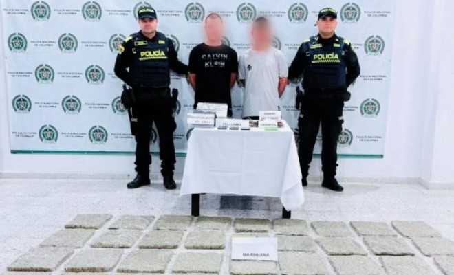Dos polic&iacute;as captores, dos personas capturadas e incautaci&oacute;n de marihuana