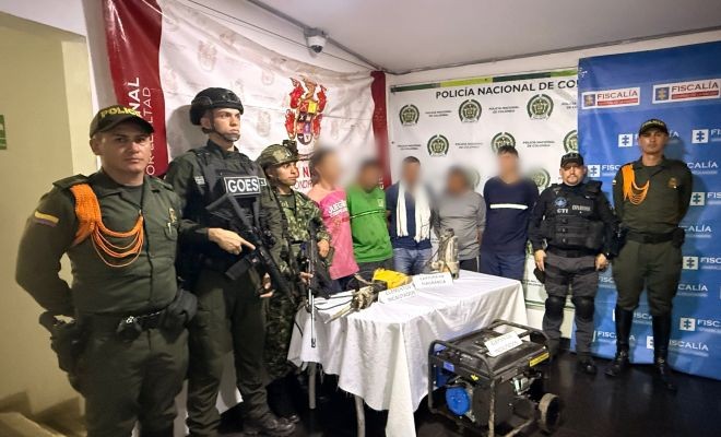 tres polic&iacute;as, cinco capturados, un soldado, un funcionario del cuerpo t&eacute;cnico de investigaci&oacute;n y elementos varios incautados