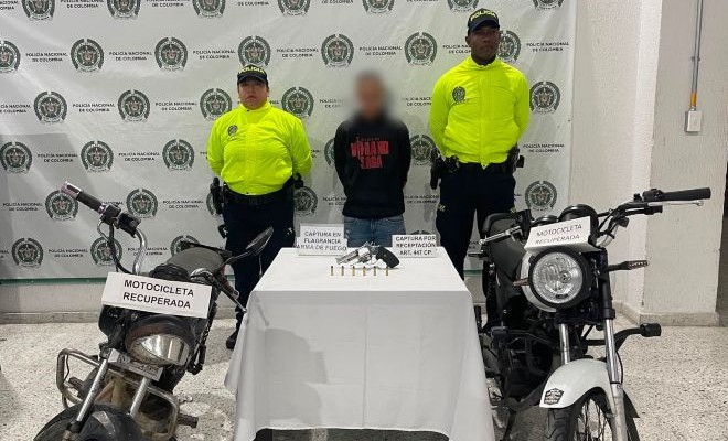 una mujer capturada, dos policías, dos armas de fuego, dos motocicletas y munición de revólver