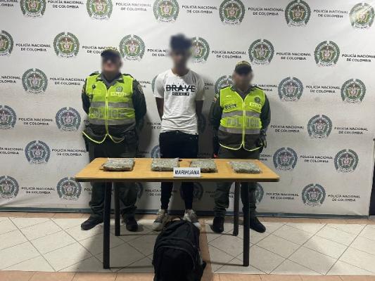 Por tráfico de estupefacientes en la ciudad de Pereira, son capturados un adulto y un adolescente Estas personas se movilizaban como pasajeros de un bus de servicio público