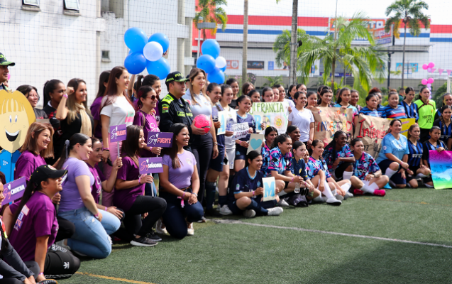 Evento-en-el-cual-se-realizó-reconocimiento-a-la-mujer-por-su-ardua-labor-y-dedicación