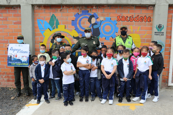 Policías con niños en regreso a clases