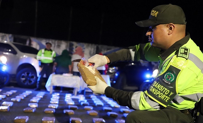 Policía de Tránsito y transporte muestra el contenido de un paquete donde se camuflaba estupefaciente
