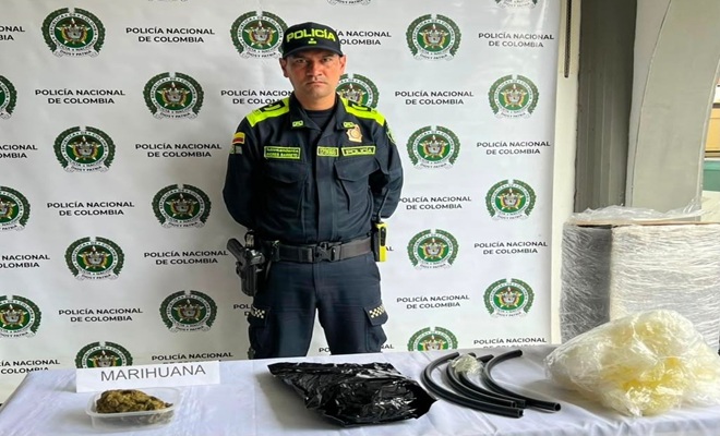 un policía y estupefacientes incautados 