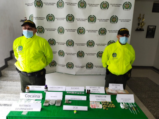 Actividades operativas contra el microtráfico alucinógenos hallados-policías custodiando