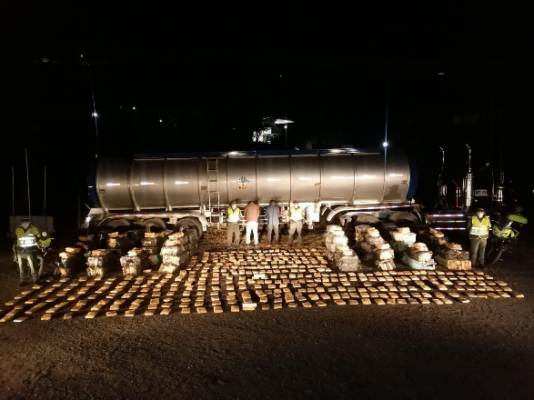 El alucinógeno era transportando en un vehículo tracto camión con caleta doble fondo. Dos hombres capturados y dos toneladas de marihuana tipo creepy fueron incautados en vías nacionales