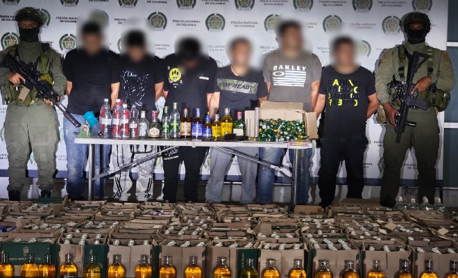 Seis capturados en custodia de funcionarios de la Polic&iacute;a Nacional con los elementos probatorios, m&aacute;s de cinco mil botellas de diferentes tipos de licor adulterado