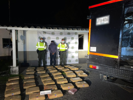 Durante el procedimiento fue capturada una persona e incautado el vehículo en el que se movilizaba La seccional de tránsito y transporte incautó 180 kilos de marihuana