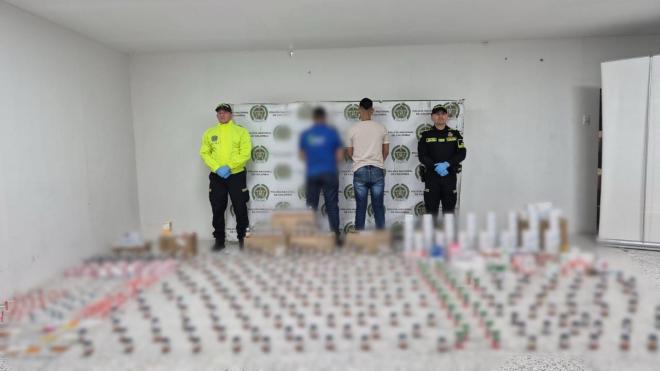 dos policías y dos personas capturadas