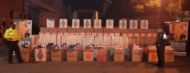 Policías custodiando mercancía incautada