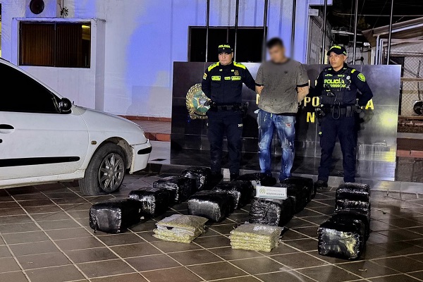 Dos Policías, un capturado, estupefacientes y vehículo inmovilizado