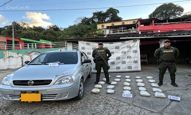 Dos policías con una incautación de base de coca y un vehículo recuperado