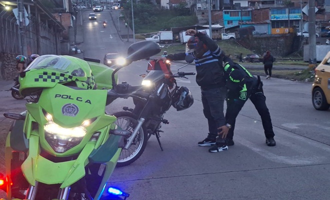 policia_realizando_registro