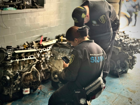 Peritos del Grupo de Automotores realizan la inspección técnica de los motores hallados para establecer posibles alteraciones en sus sistemas de identificación