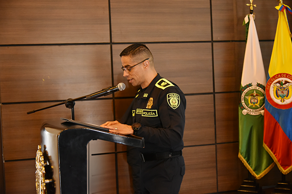Oficial de la Polic&iacute;a Nacional durante intervenci&oacute;n en jornada acad&eacute;mica.