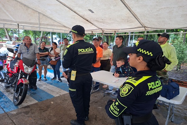 Dos Policías brindando información a la comunidad durante el desarrollo de la actividad