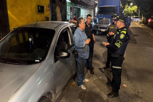 Dos Policías socializacion a dos ciudadanos