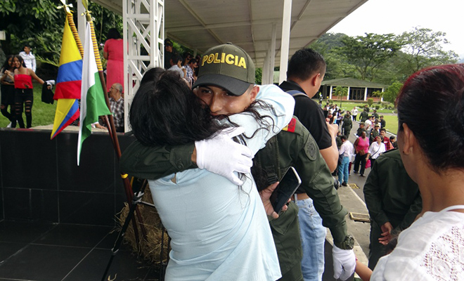 En-ceremonia policial-255-auxiliares bachilleres-hacen-juramento-de-bandera